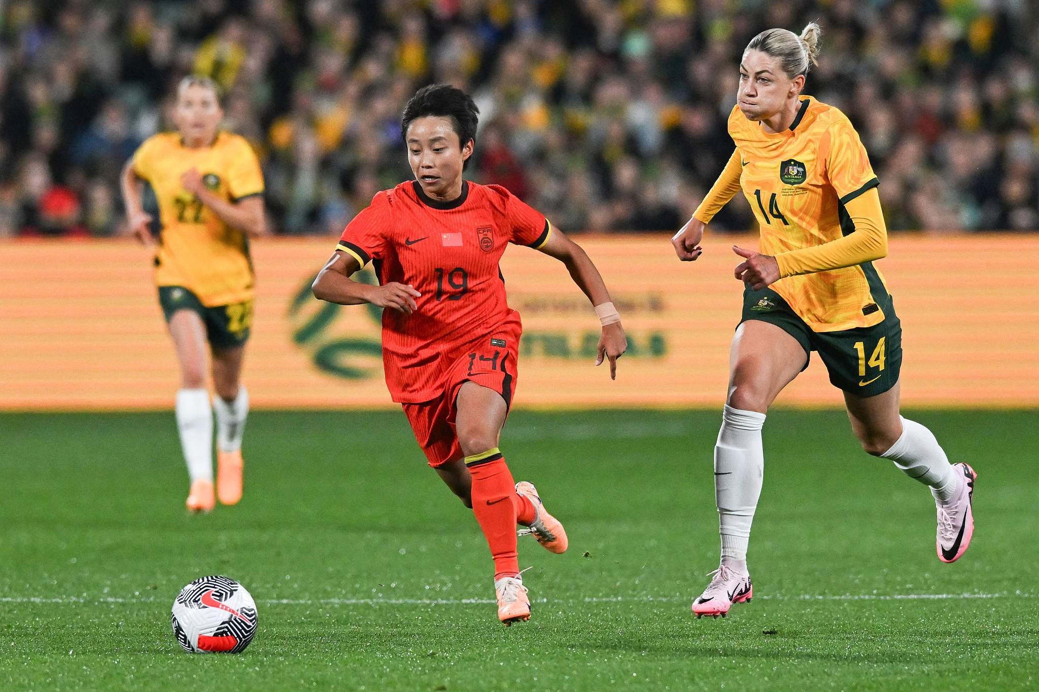 雷火电竞app-新一轮赛事即将开启，女足球队备战决战之际