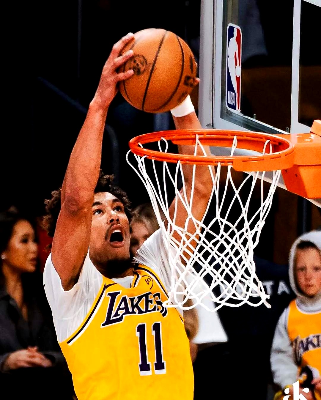 湖人队核心球员取得高分，带领球队获胜