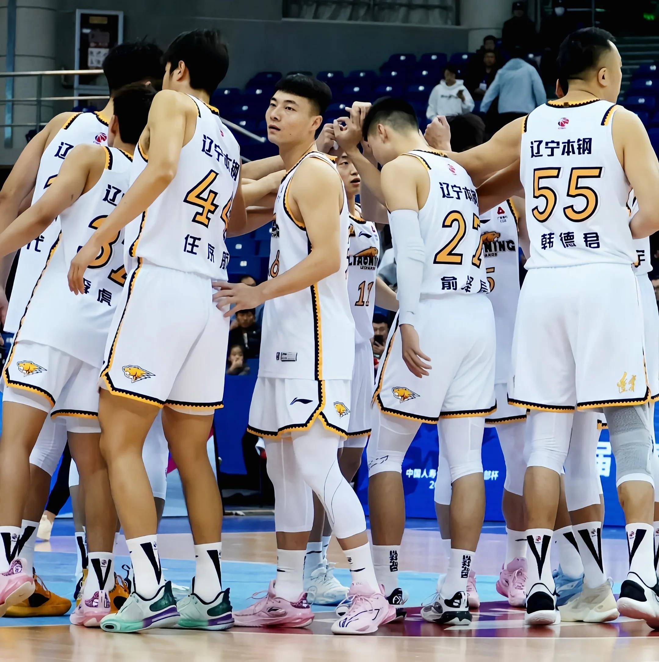 雷火电竞下载-CBA场外新闻不断，话题热度爆表