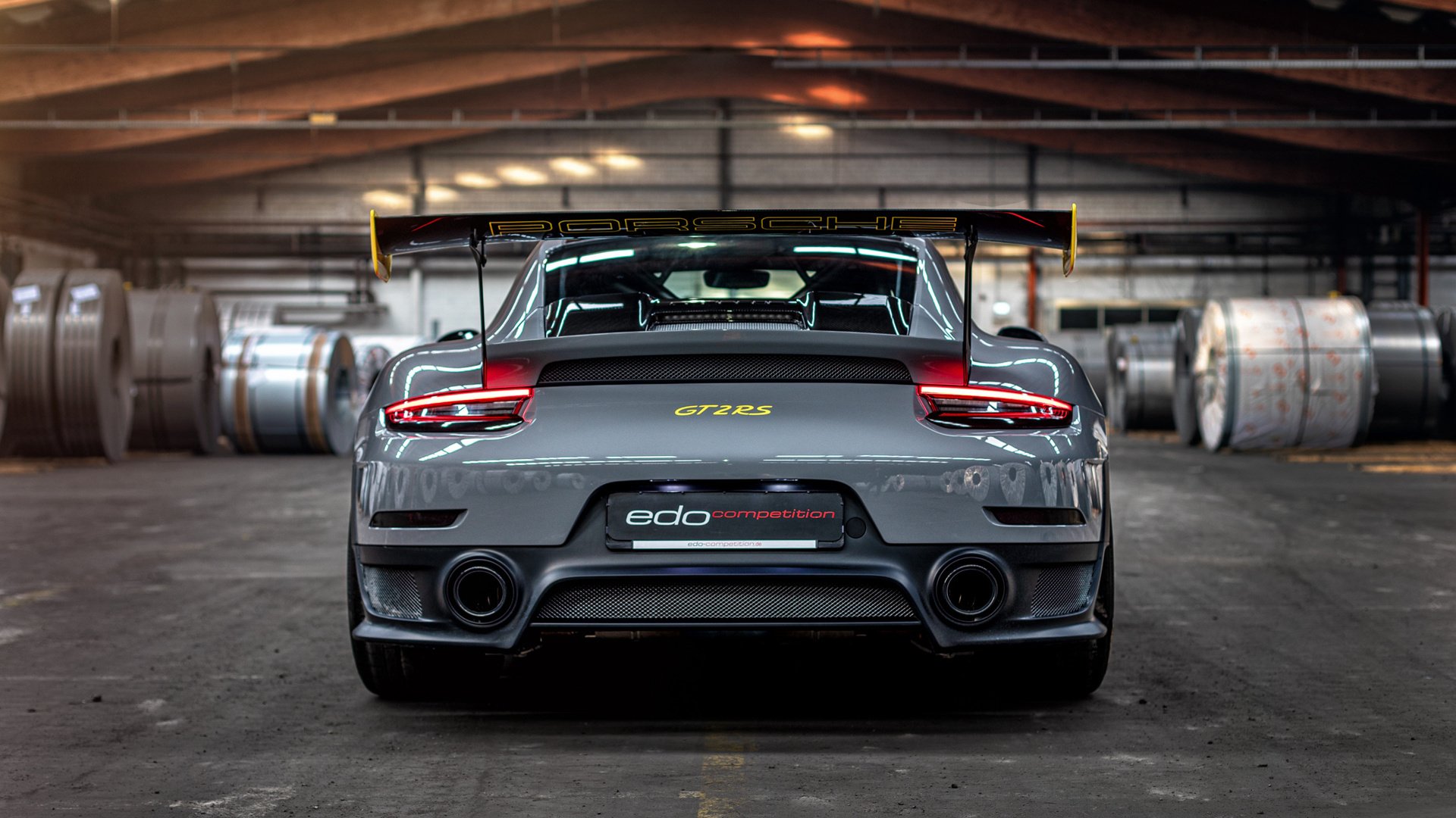 雷火电竞简介-铁血防守与致命一击，足球世界的两极艺术